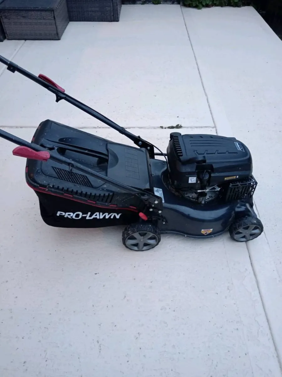 Hyundai Pro Lawn 42cm petrol - Image 1