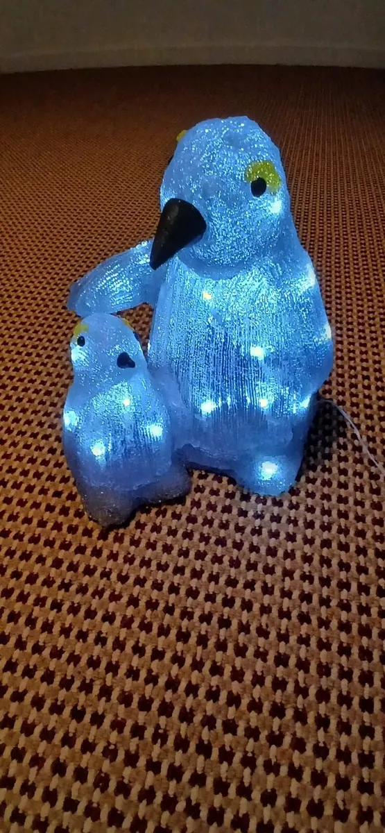 Penguin Christmas outdoor light - Image 1