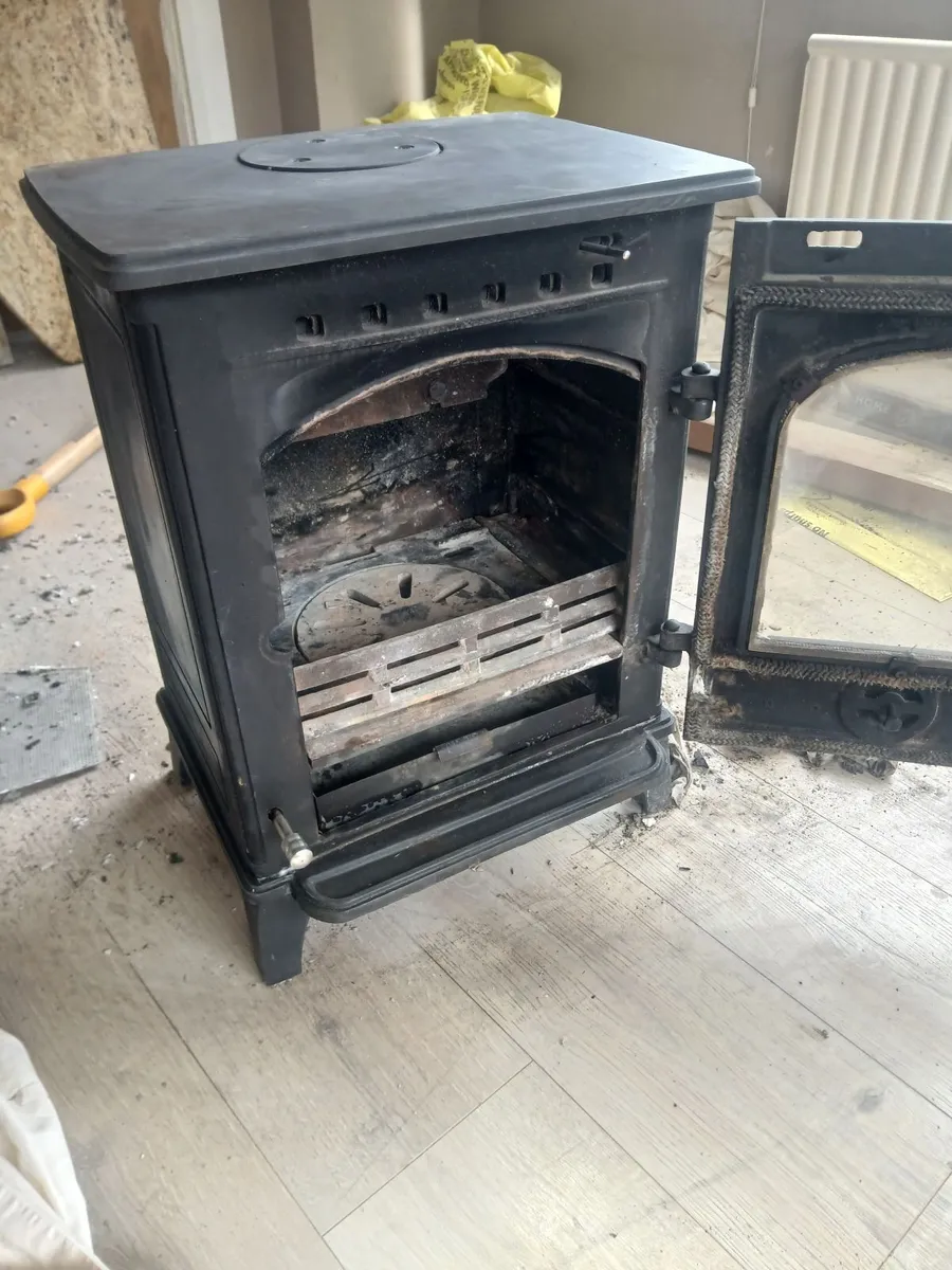 Stove and plinth - Image 1