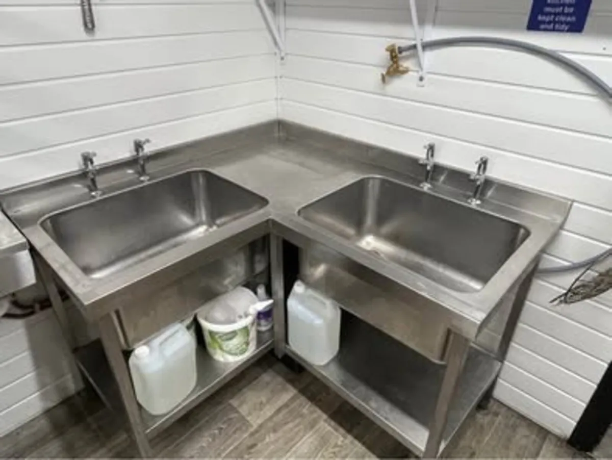 STAINLESS STEEL CORNER SINK
