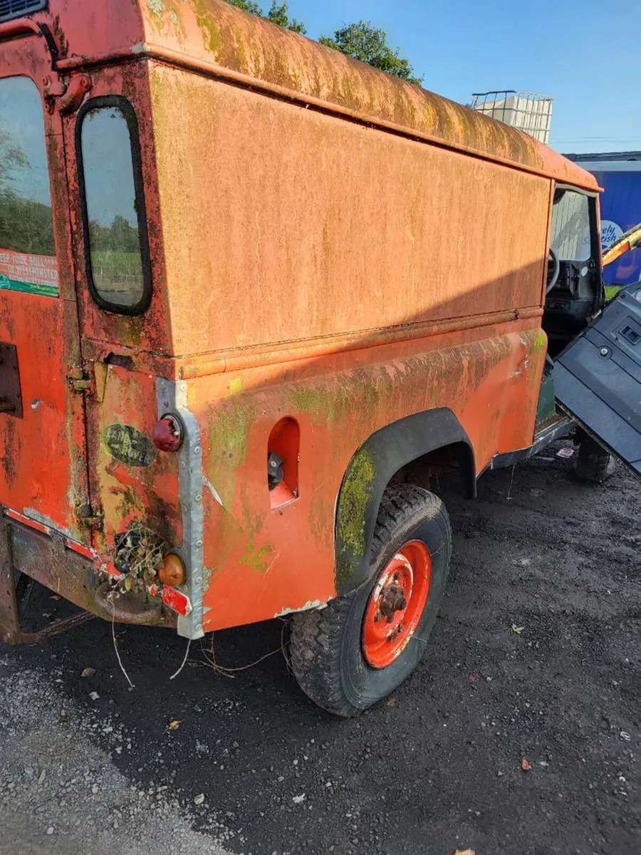 Land rover - Image 1
