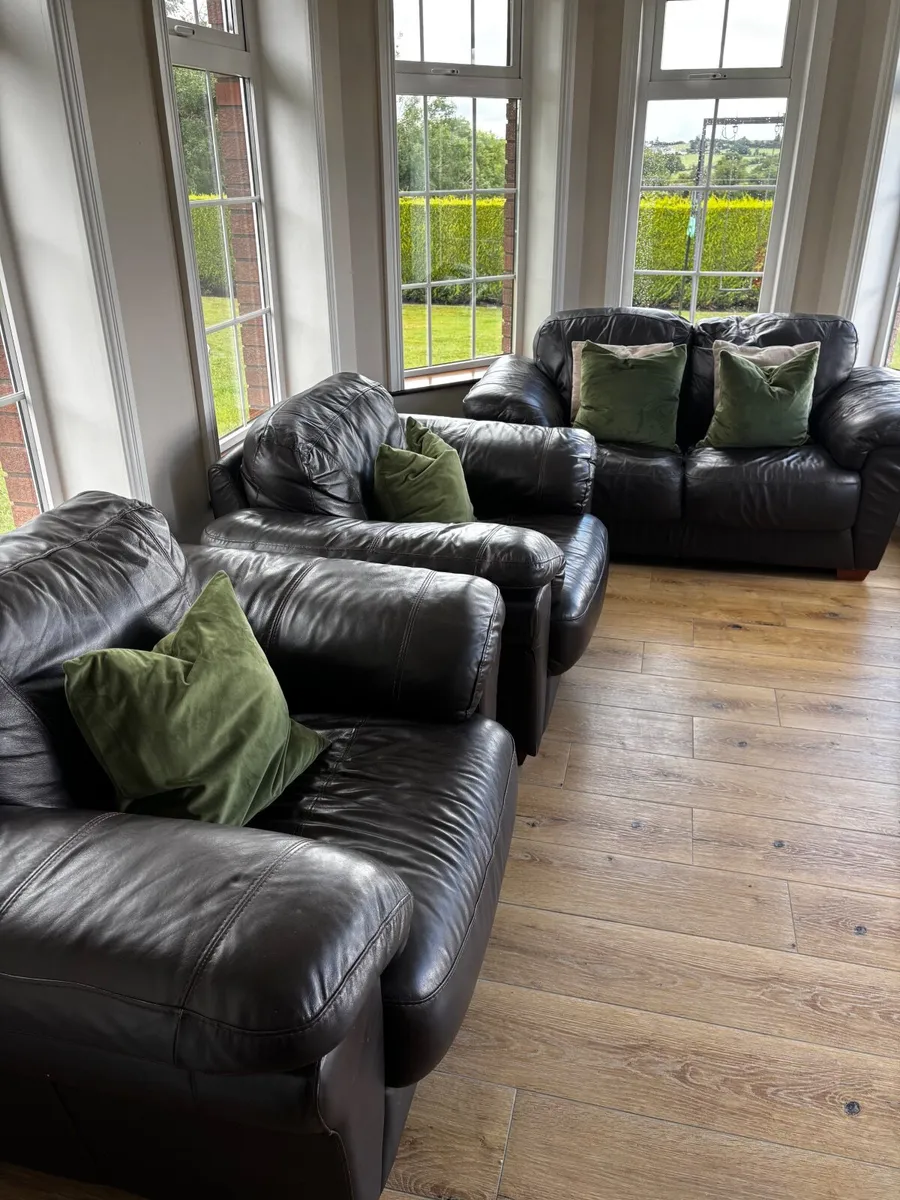 2 seater Sofa and 2 chairs - Image 1