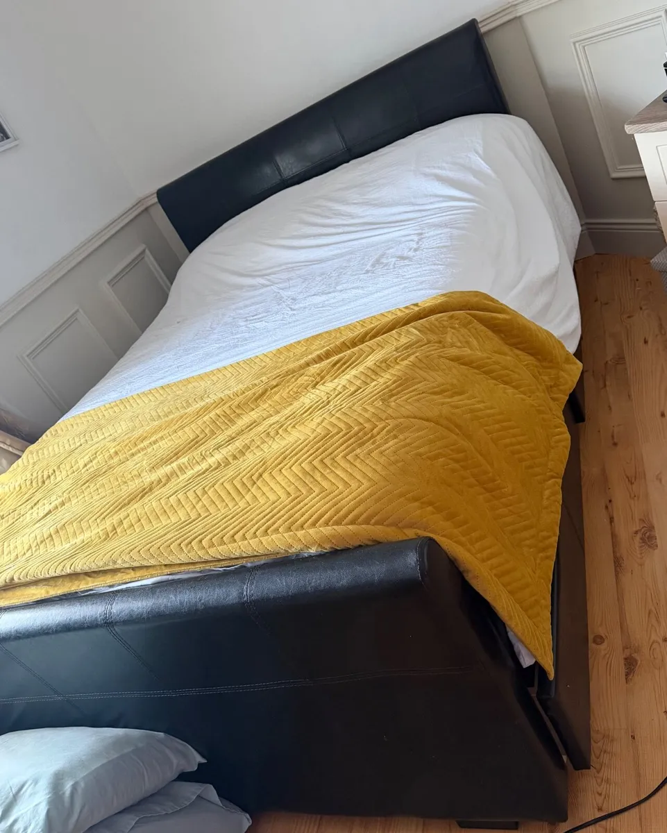 Double bed with storage drawers - Image 1
