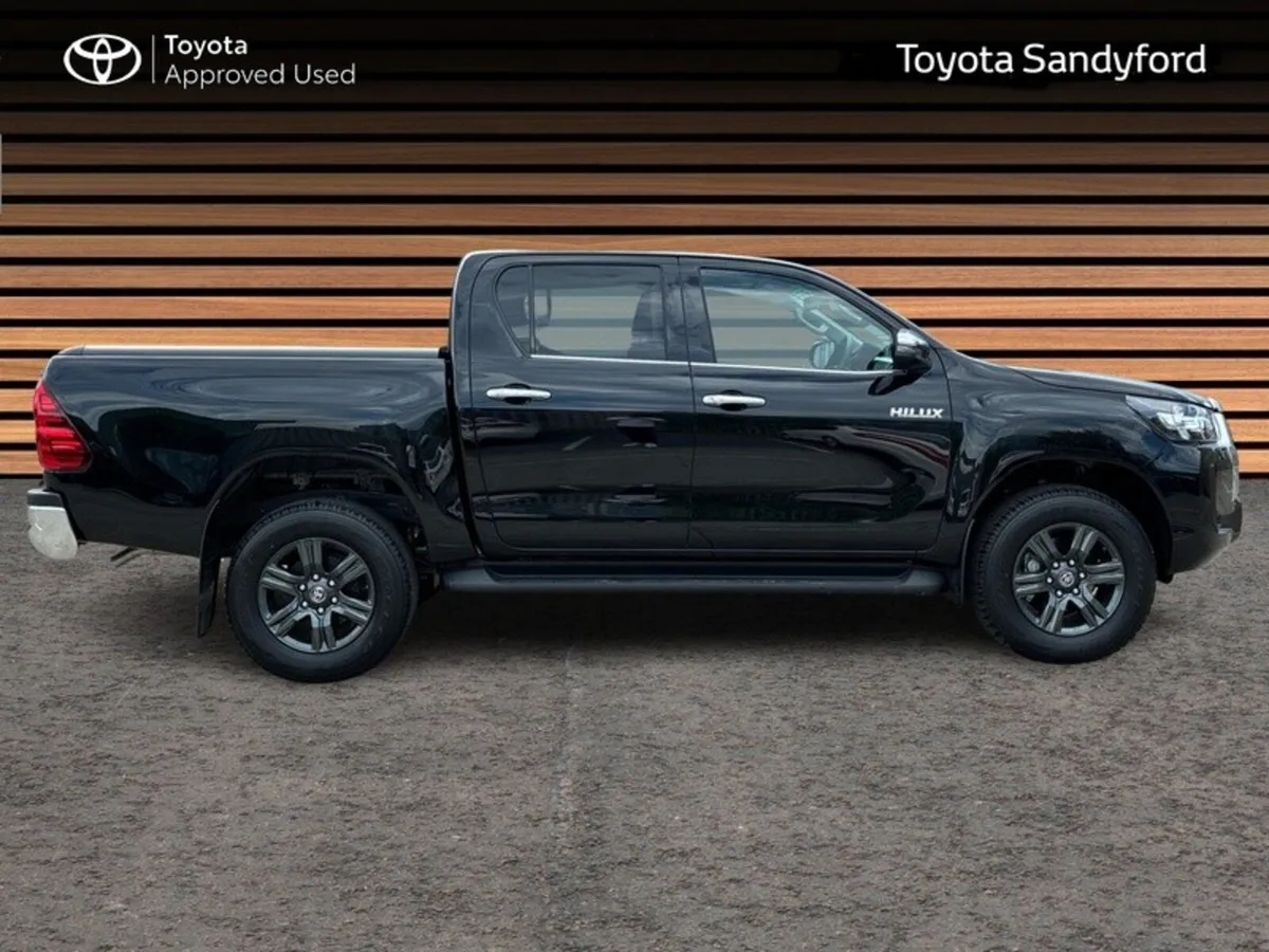 Toyota Hilux 2.8 MHEV SR5 AUTO - Image 3