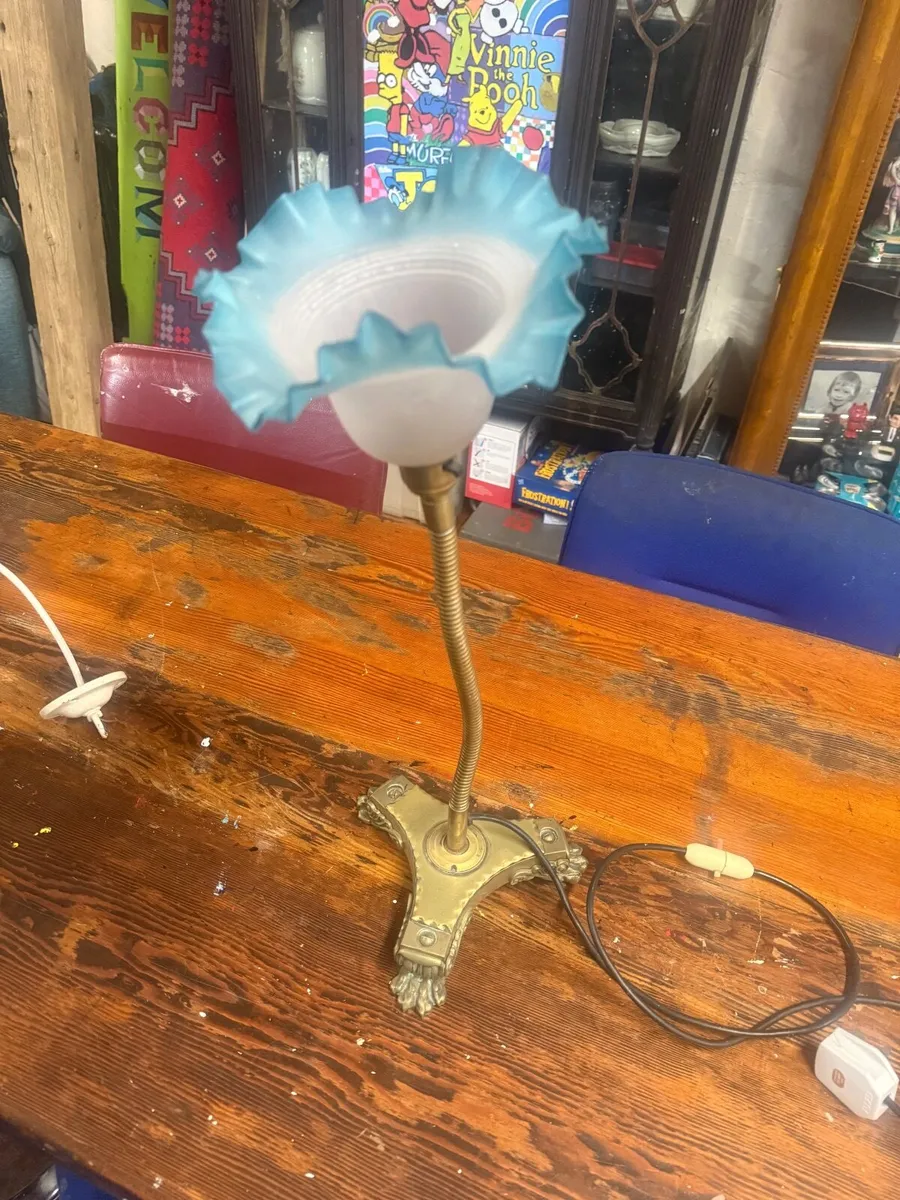 Antique flexible lamp with three brass feet. - Image 3