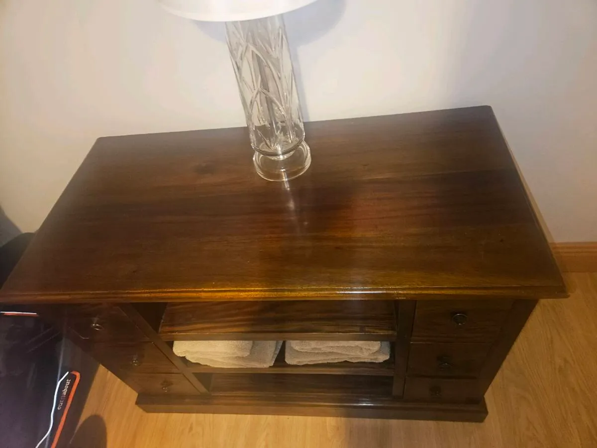 TV stand - Image 1
