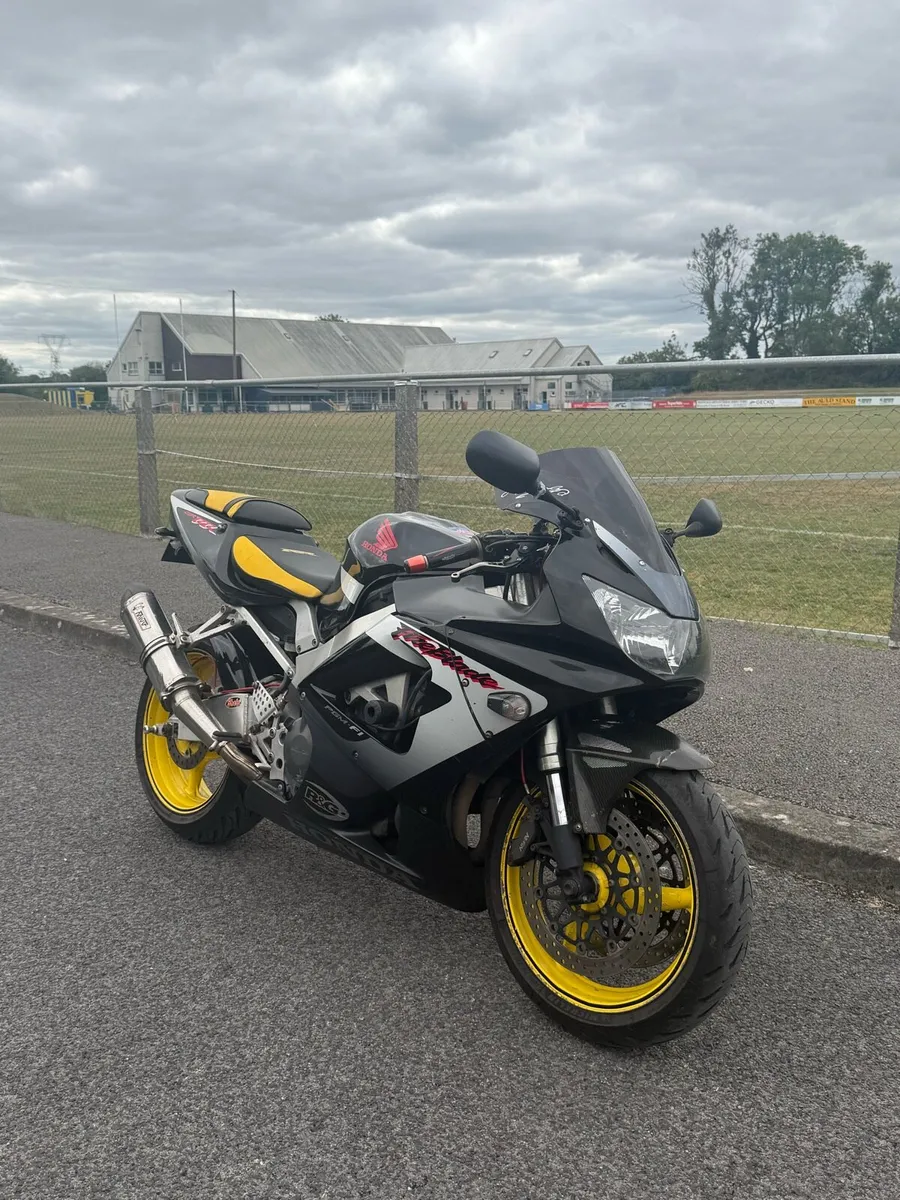 Honda CBR 929RR Fireblade - Image 1