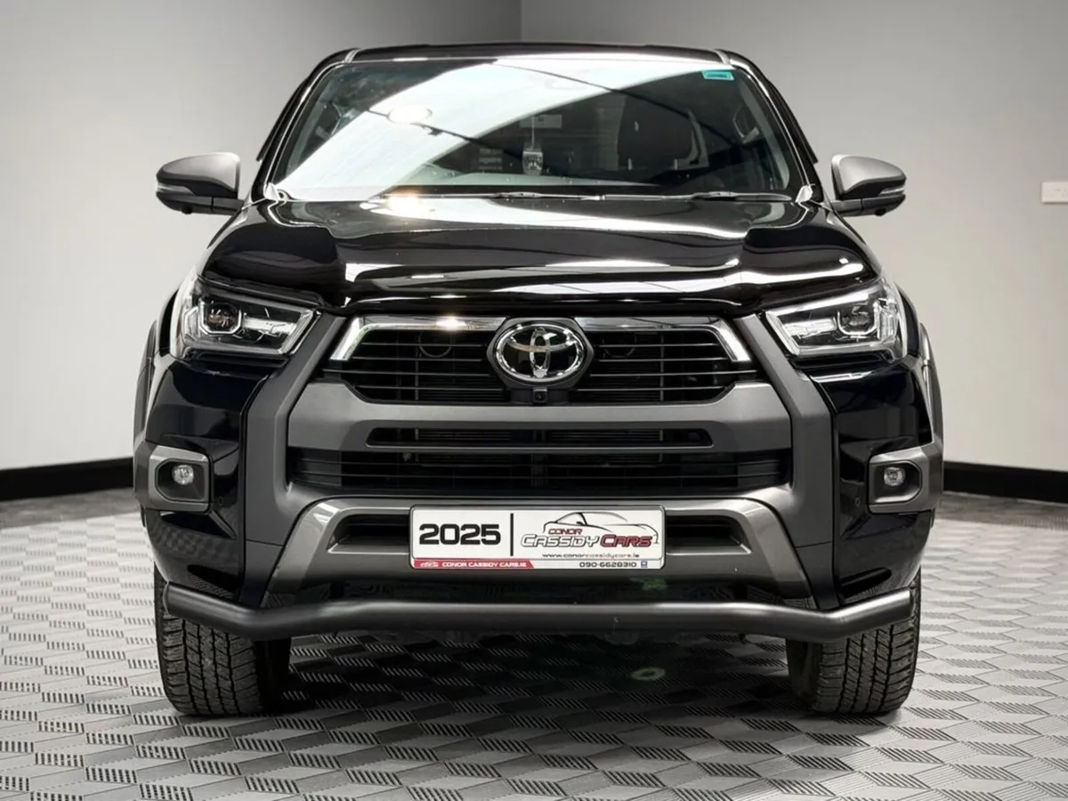 Toyota Hilux INVINCIBLE-X 4WD // VAT INVOICE // SA - Image 2