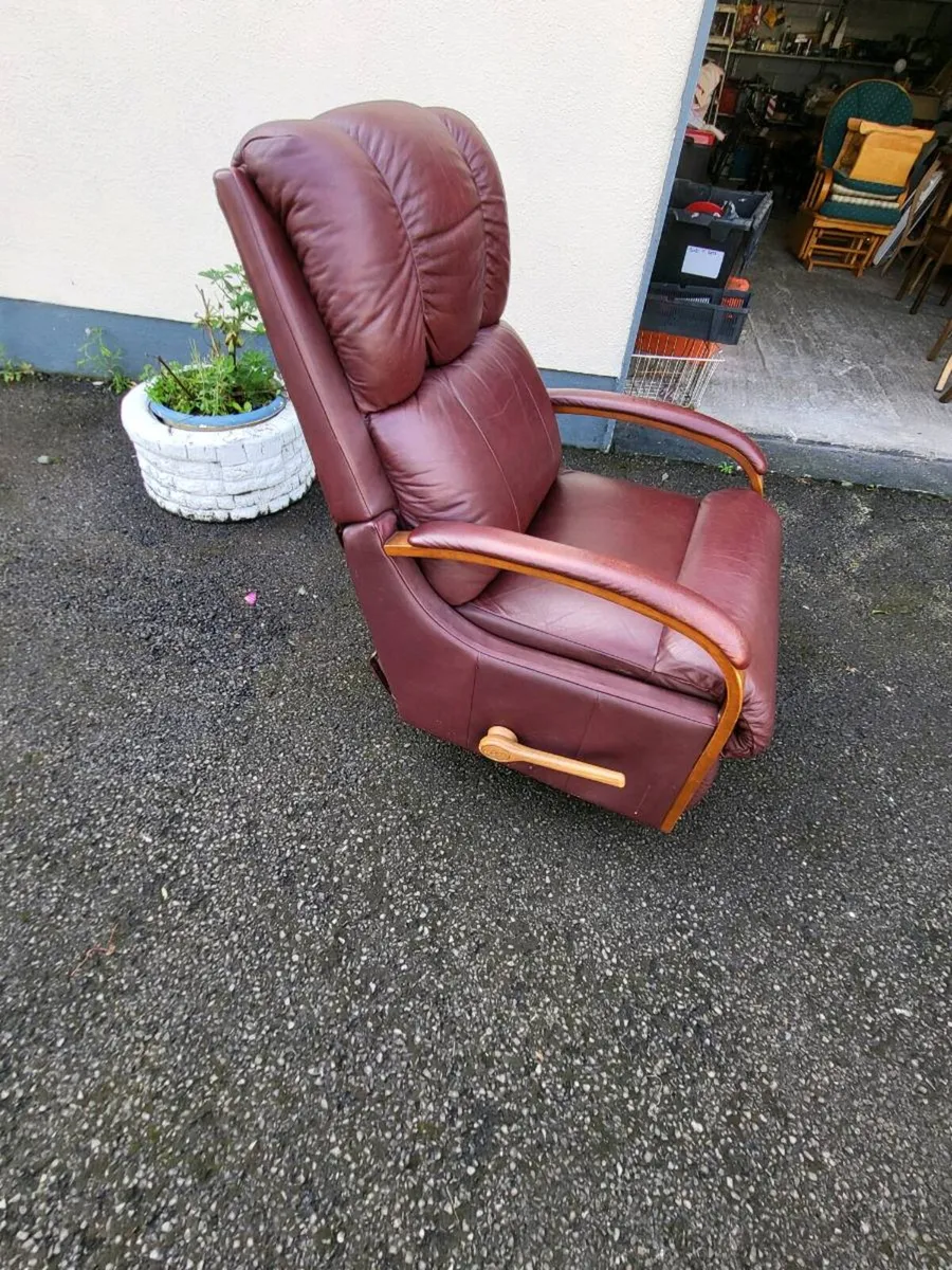 Original genuine leather Lazyboy recliner - Image 2