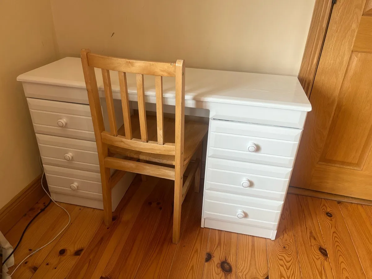 Kids desk and chair. - Image 1