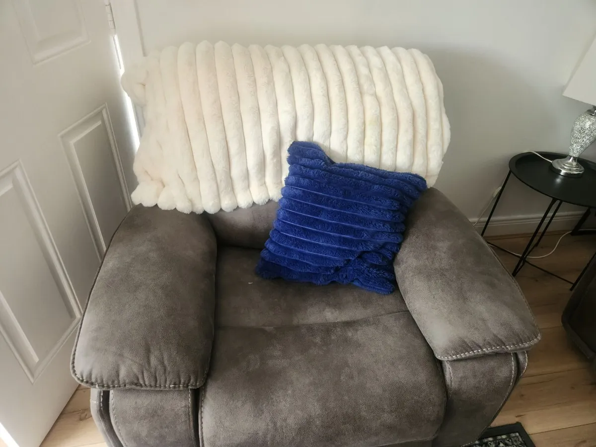 Suite of furniture - Image 1