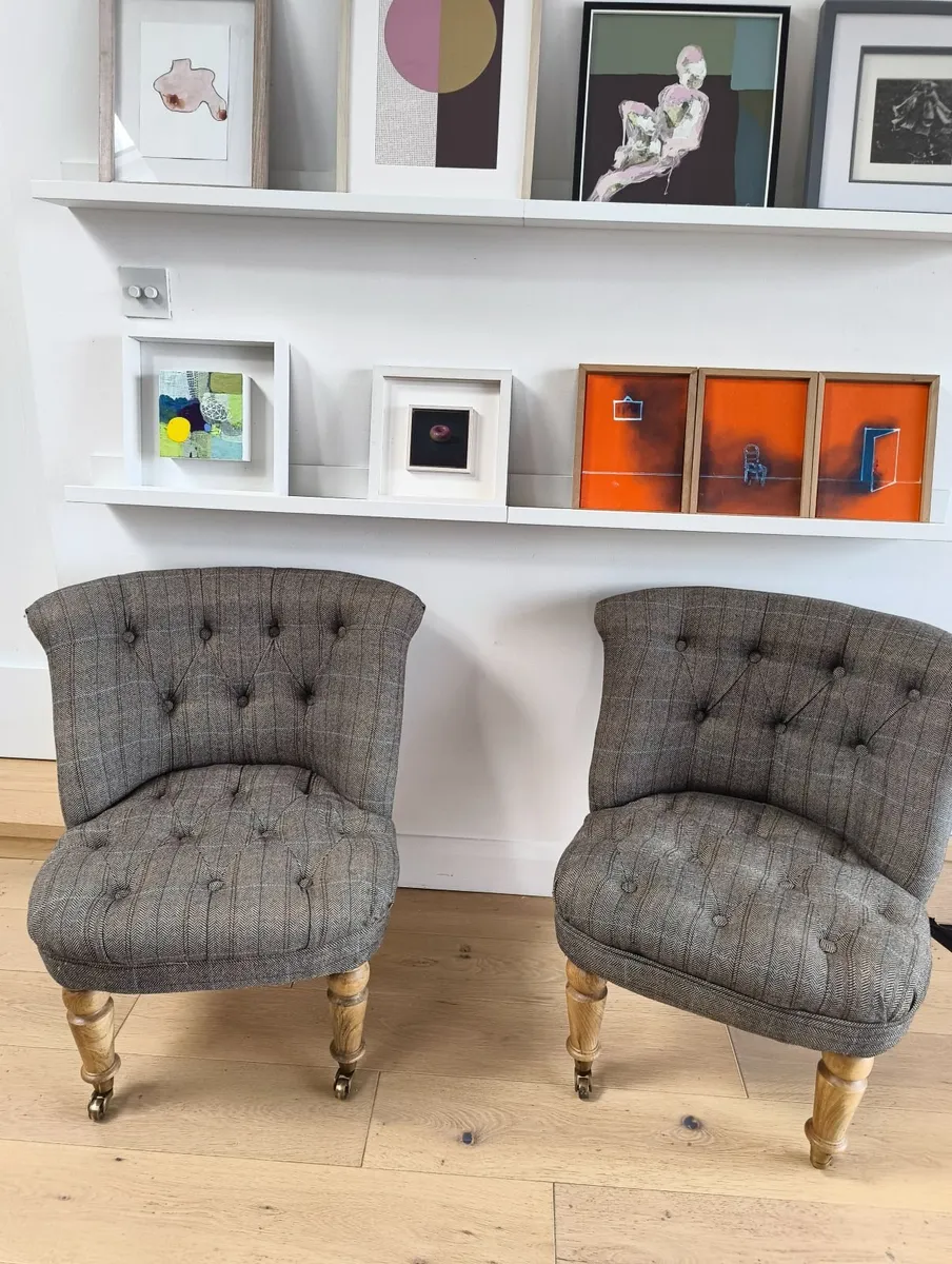 Button back upholstered accent chairs - Image 1