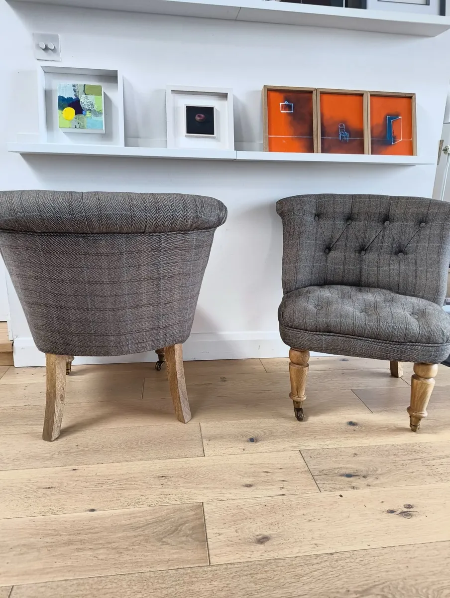 Button back upholstered accent chairs - Image 2