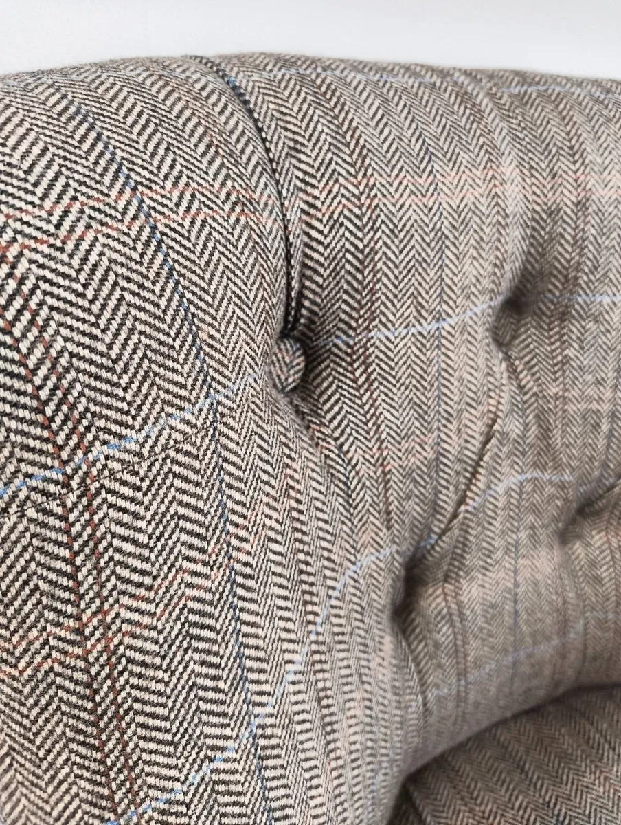 Button back upholstered accent chairs - Image 4