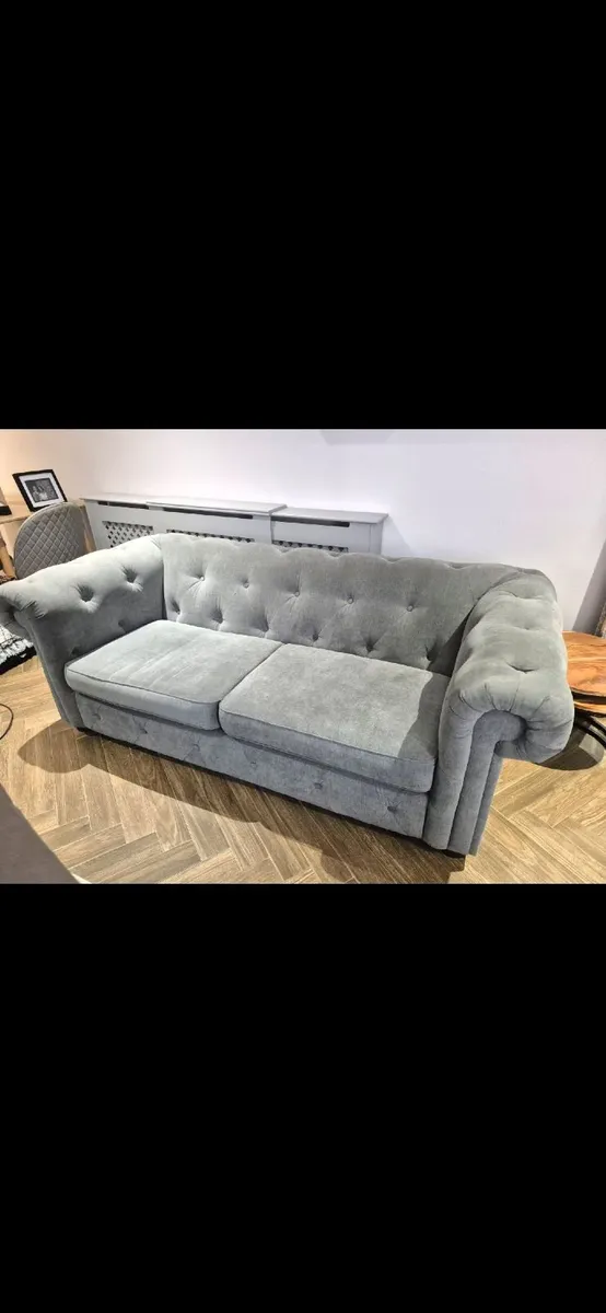 Suite of furniture - Image 1