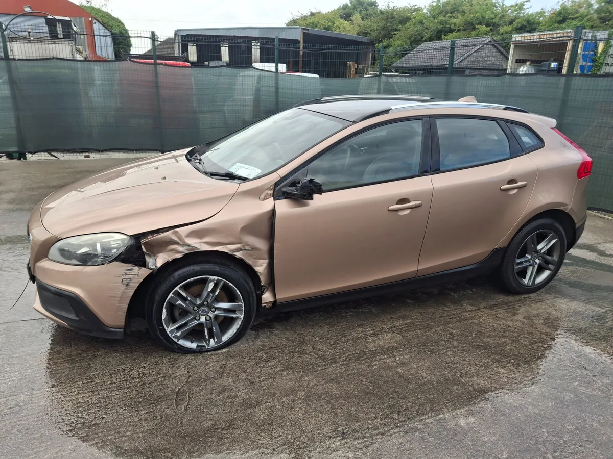 2014 Volvo V40  Cross country    Automatic - Image 3