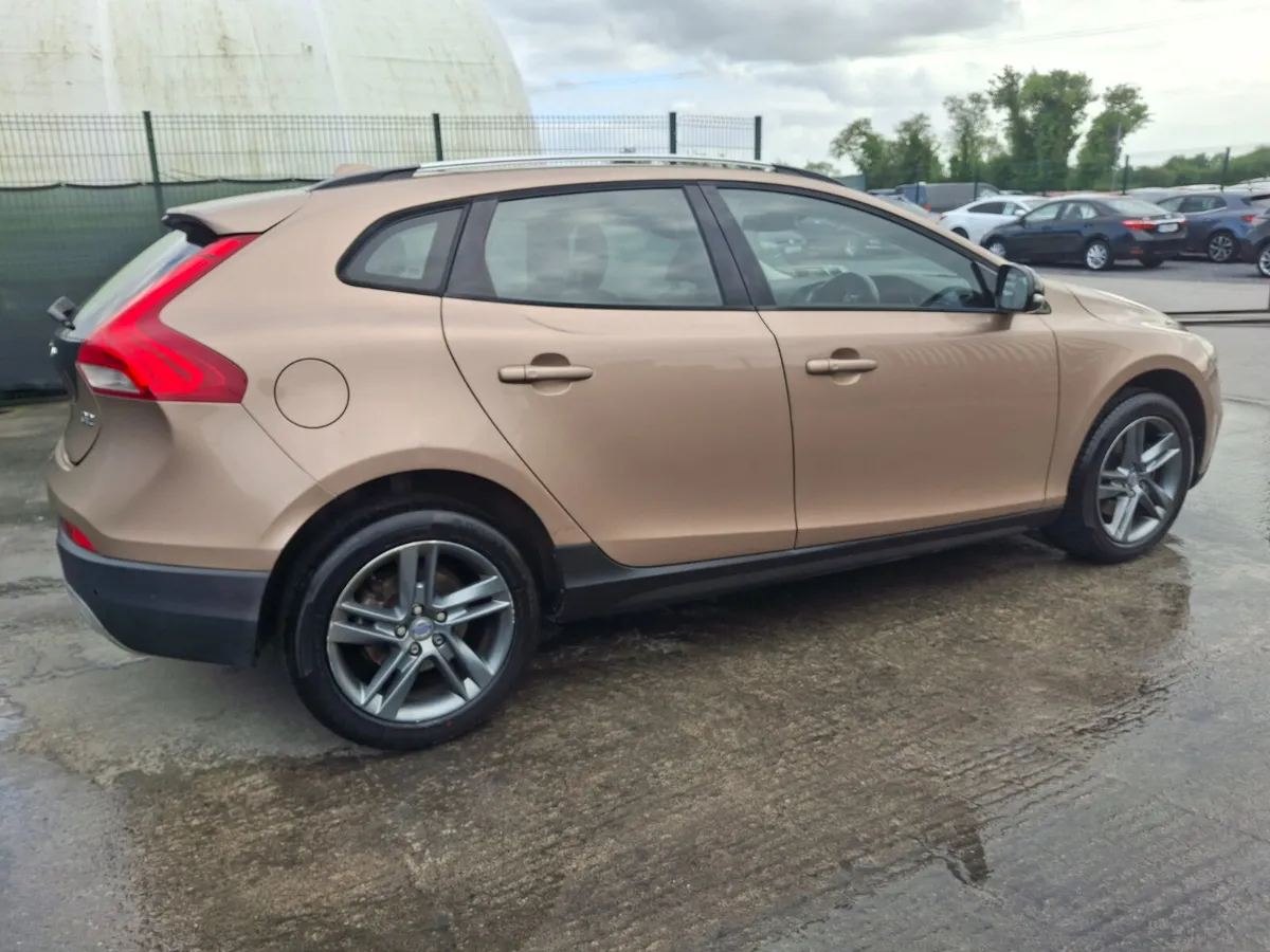 2014 Volvo V40  Cross country    Automatic - Image 4