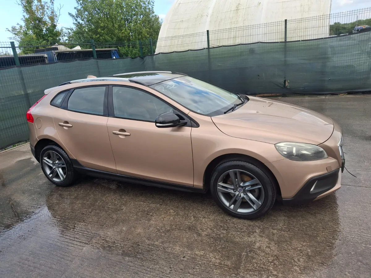 2014 Volvo V40  Cross country    Automatic - Image 2