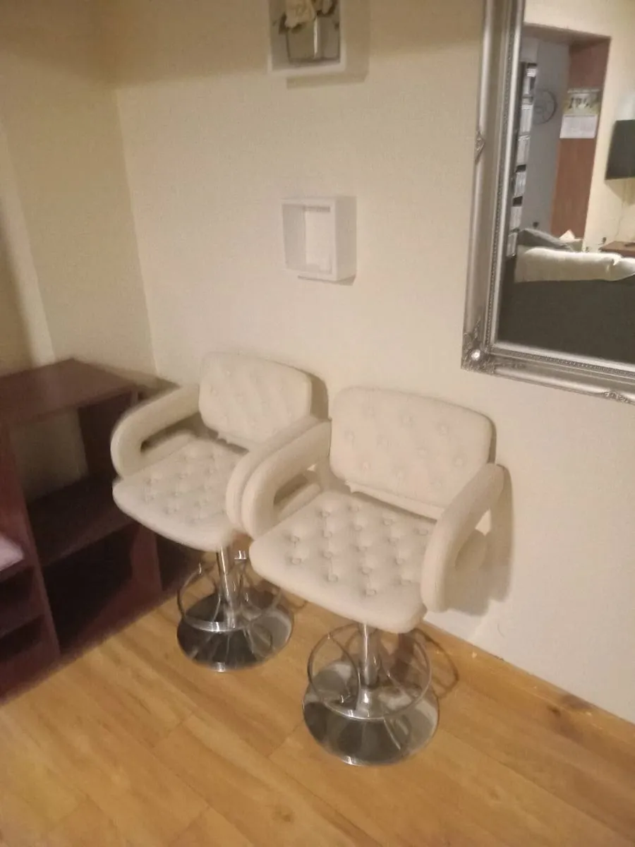 Two cream counter chairs - Image 1