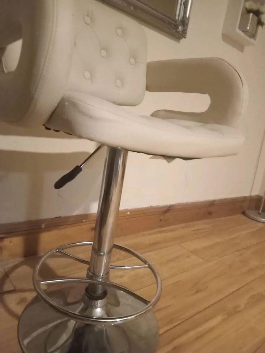 Two cream counter chairs - Image 4