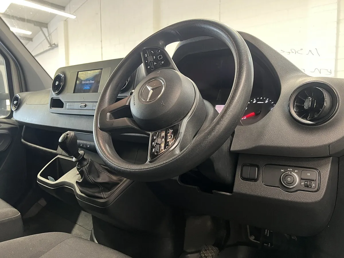 2022 Mercedes-Benz Sprinter Luton Box Van - Image 4