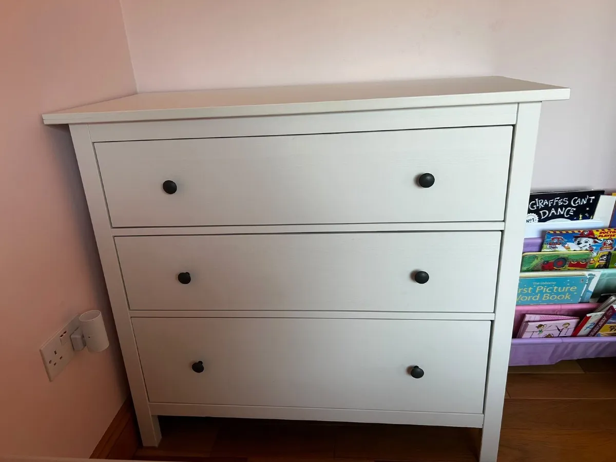 White chest of drawers - Image 1