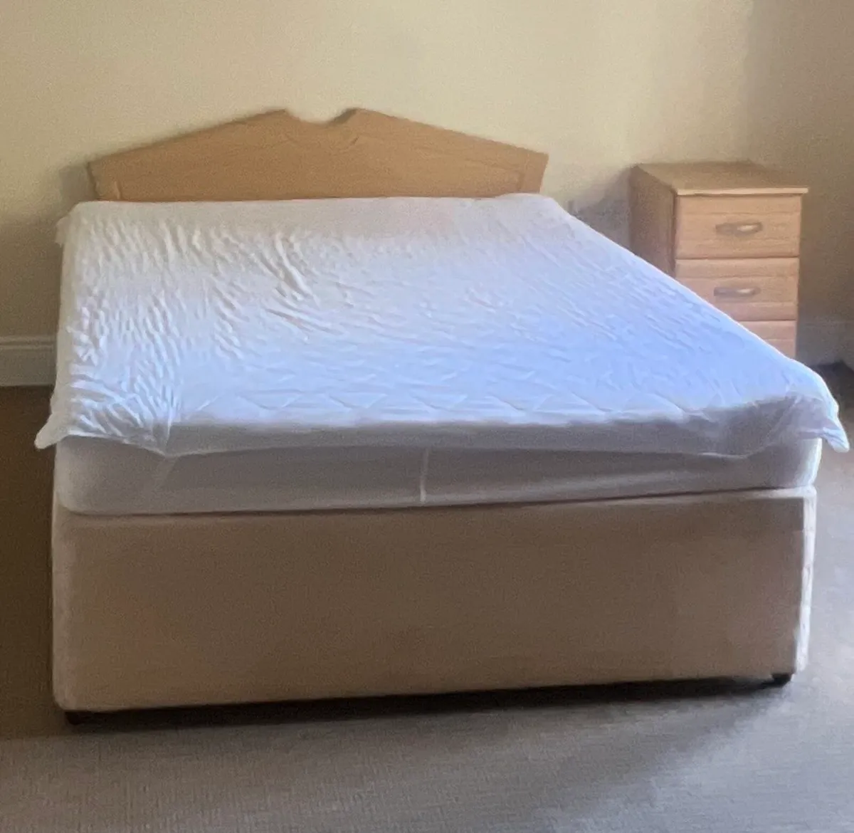 Double bed, mattress, protector and headboard - Image 1