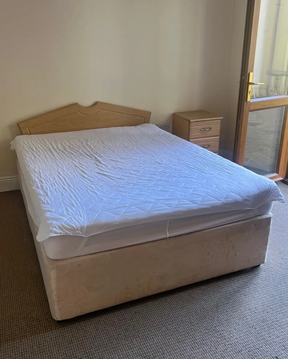 Double bed, mattress, protector and headboard - Image 2