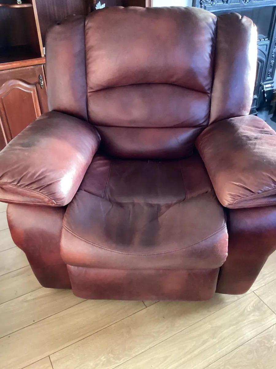 Suite of furniture - Image 1