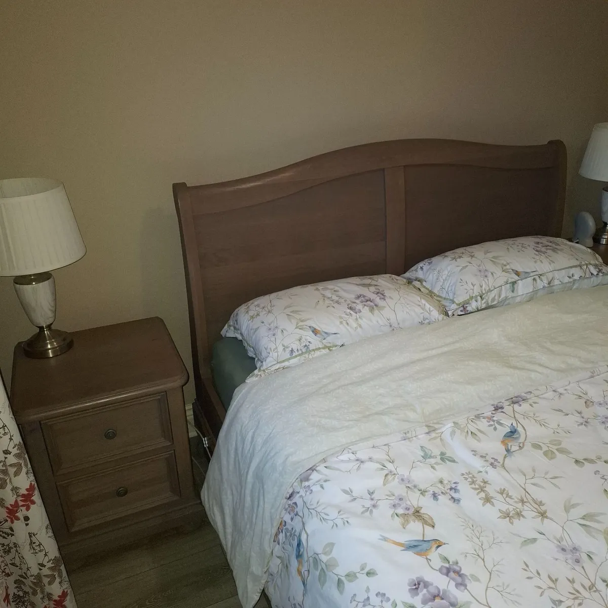 Solid oak 5ft king size  bed with matching lockers - Image 1