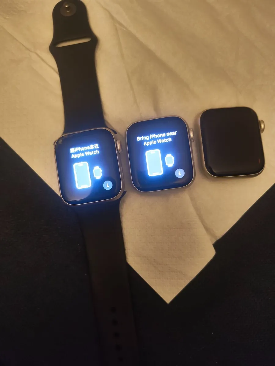 Three Apple SE 40mm  2 Gen Watch - Image 1