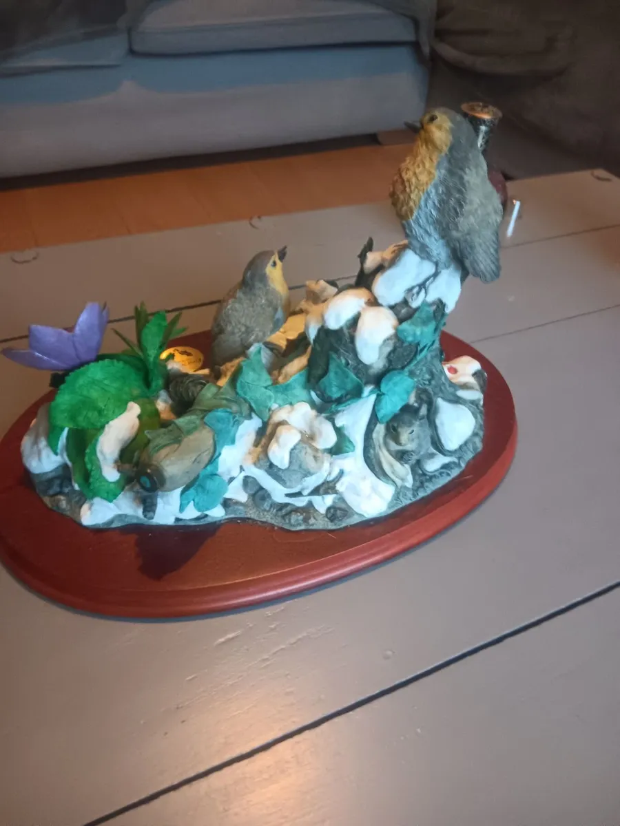 Wildlife figurine centrepiece - Image 1