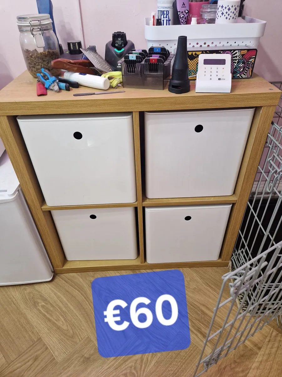 Unit with storage boxes with lids - Image 1