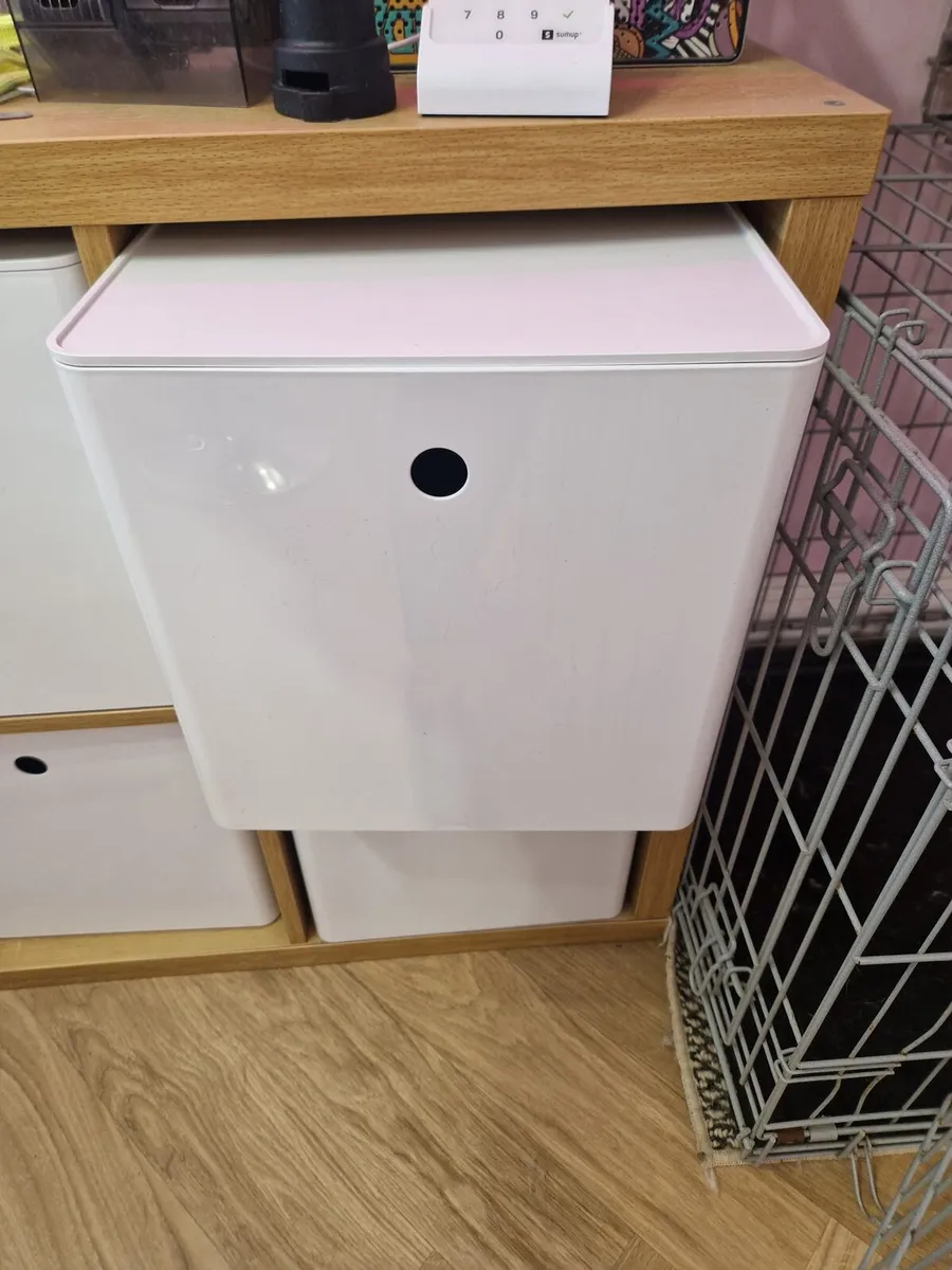 Unit with storage boxes with lids - Image 2