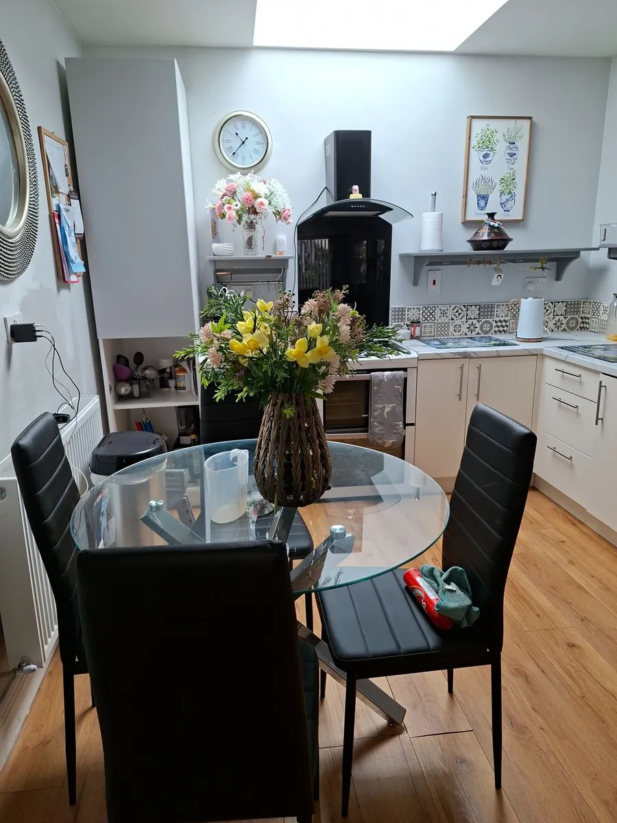 Kitchen, fridge and table/chairs - Image 3