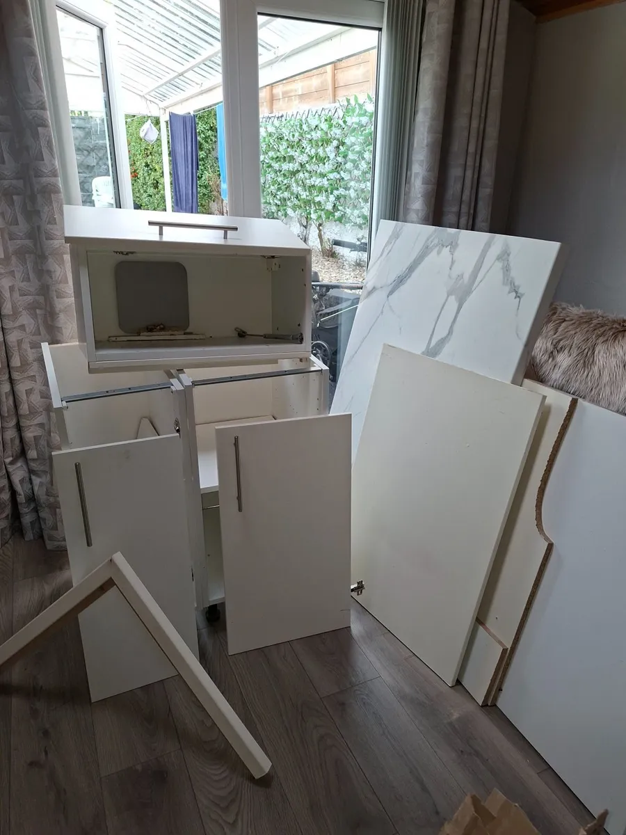 Kitchen, fridge and table/chairs - Image 4