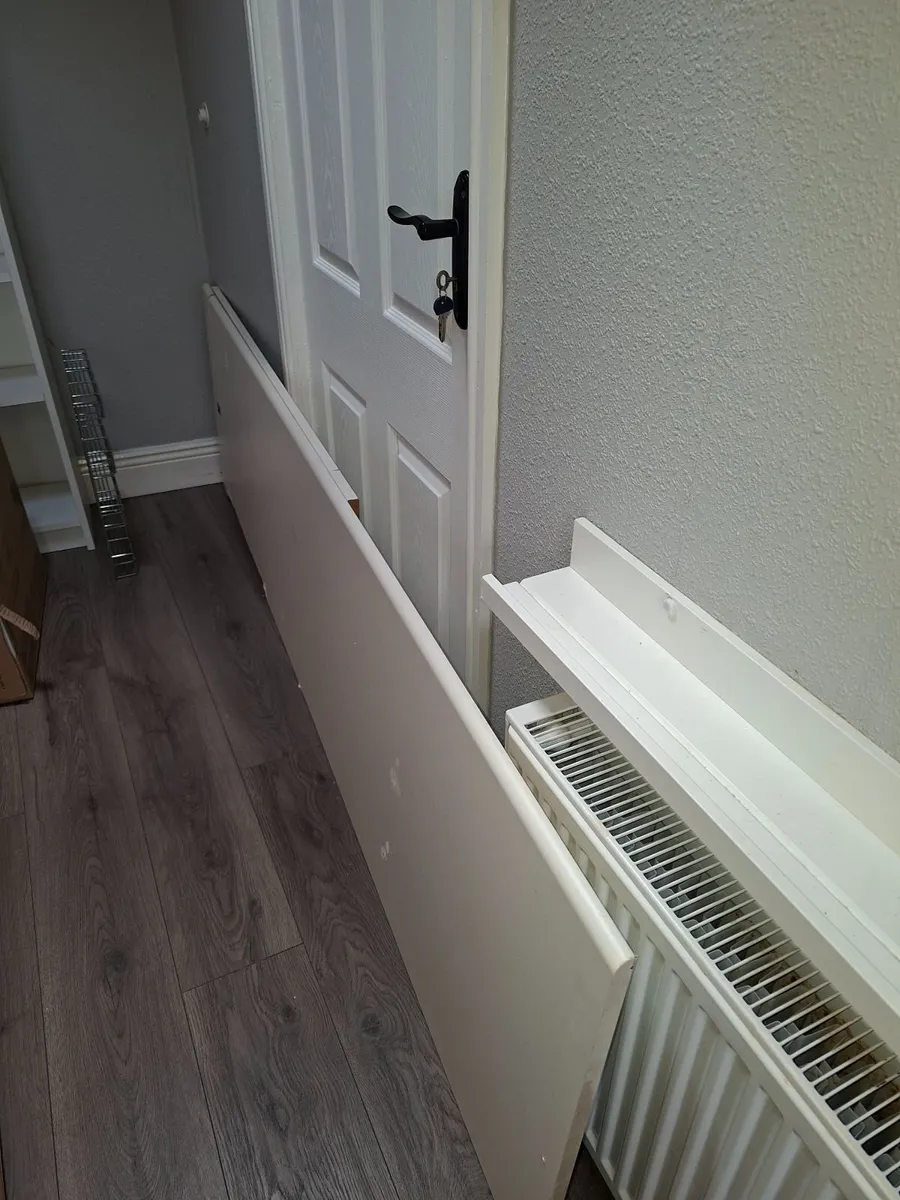 Kitchen, fridge and table/chairs - Image 1