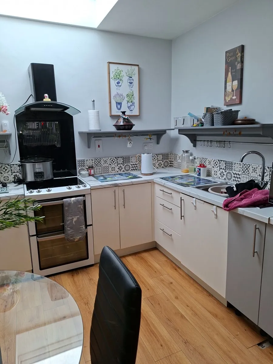 Kitchen, fridge and table/chairs - Image 2