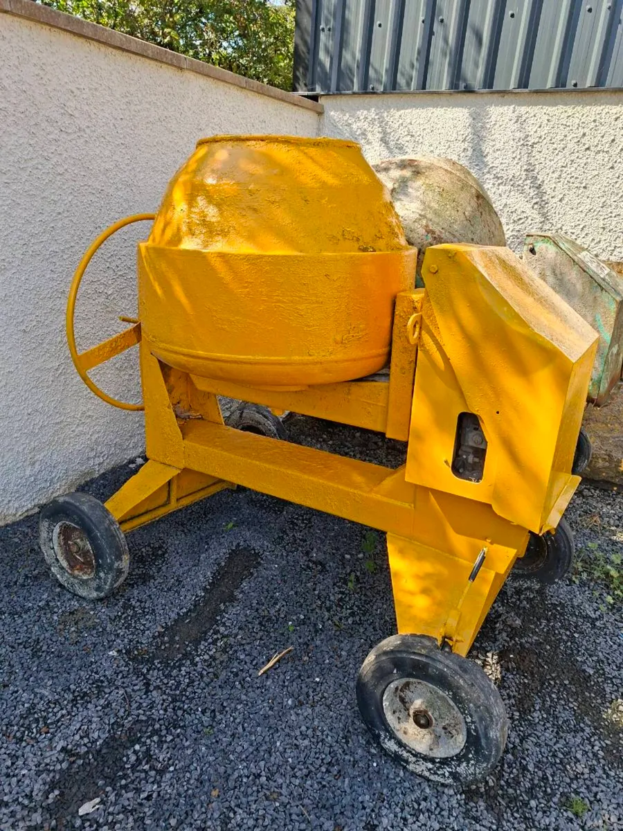 Cement mixer - Image 1
