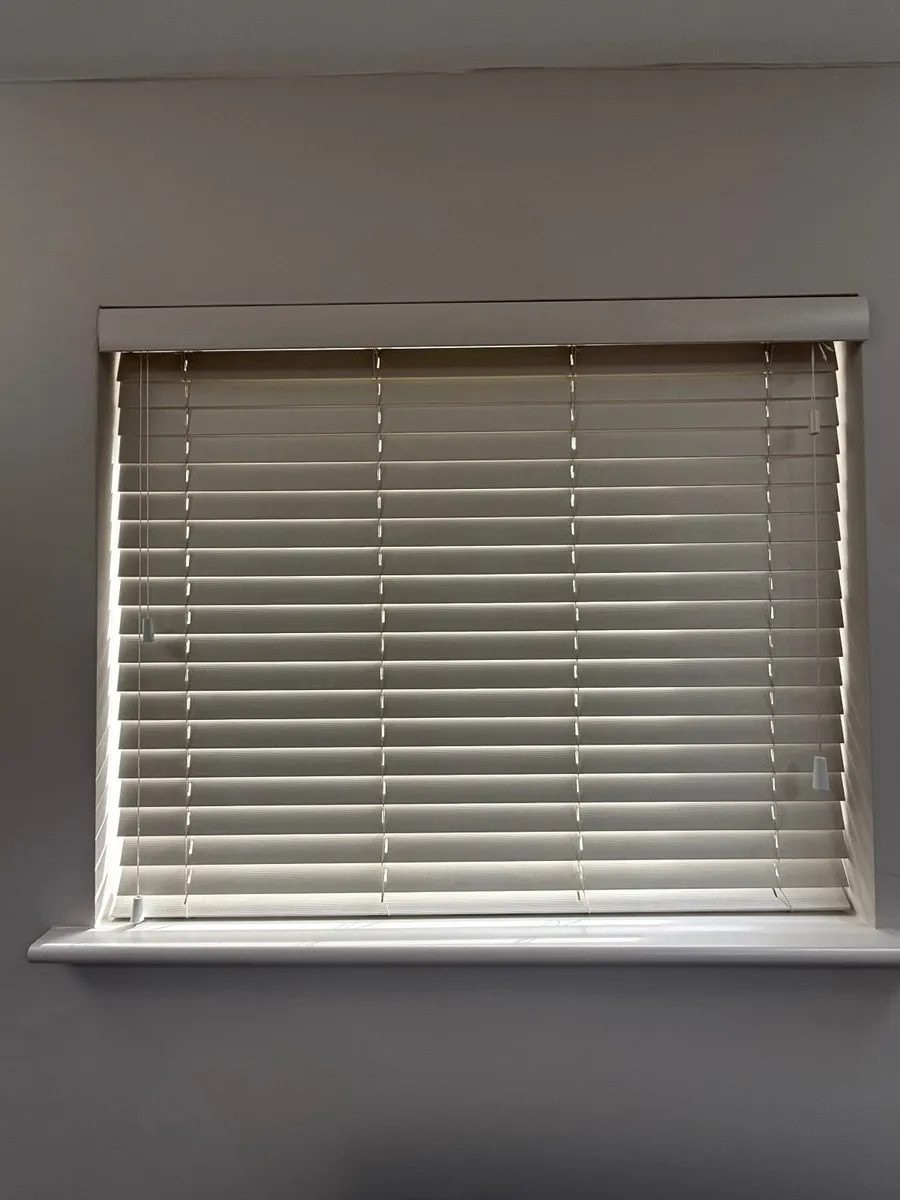 8 x Venetian Blinds (range of sizes) - Image 1