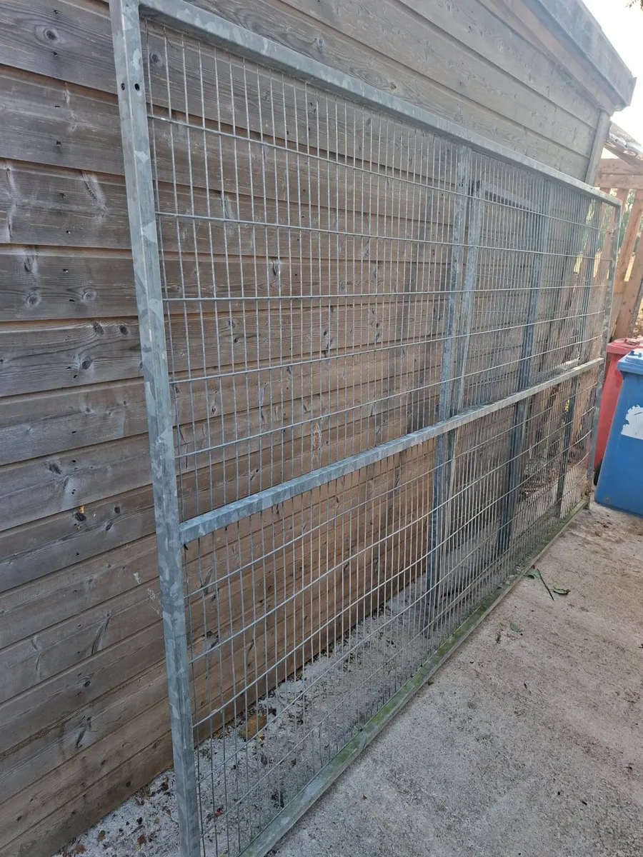 Galvanised mesh panel