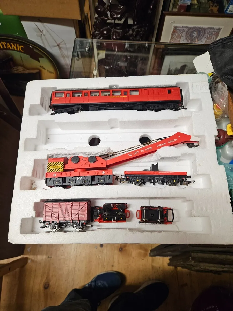 Hornby OO Gauge Brakedown Crane Set - Image 1