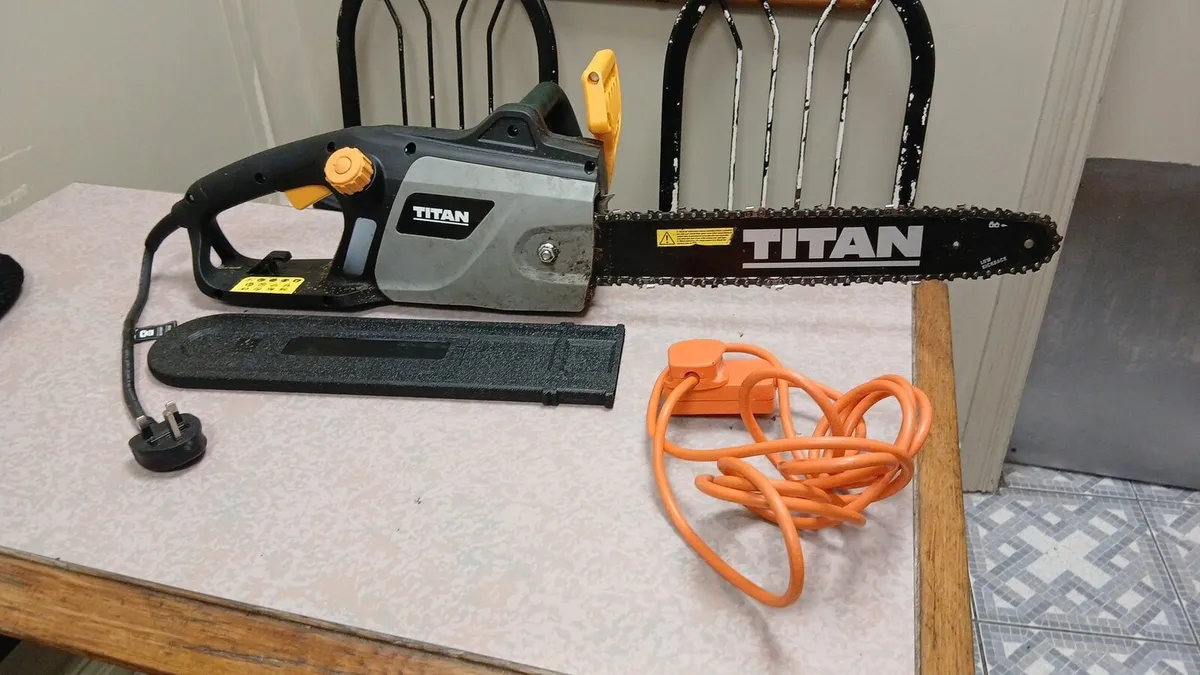 Titan electric chainsaw - Image 1