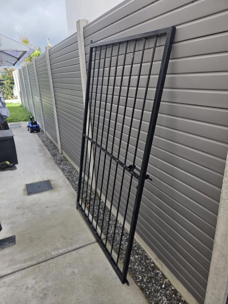 6ft x 3ft black metal gate - Image 1