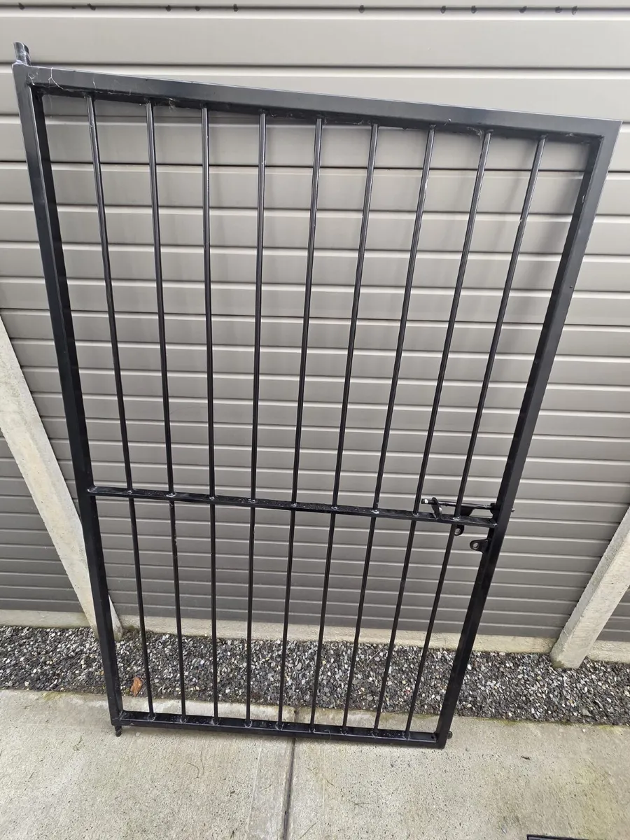 6ft x 3ft black metal gate - Image 3