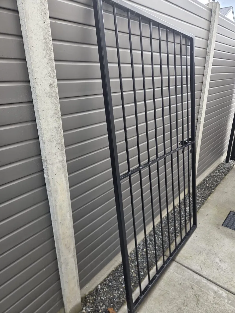 6ft x 3ft black metal gate - Image 4