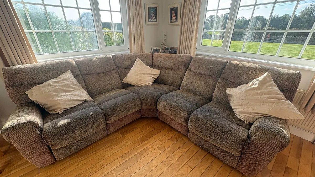 Corner couch and single arm chair - Image 1