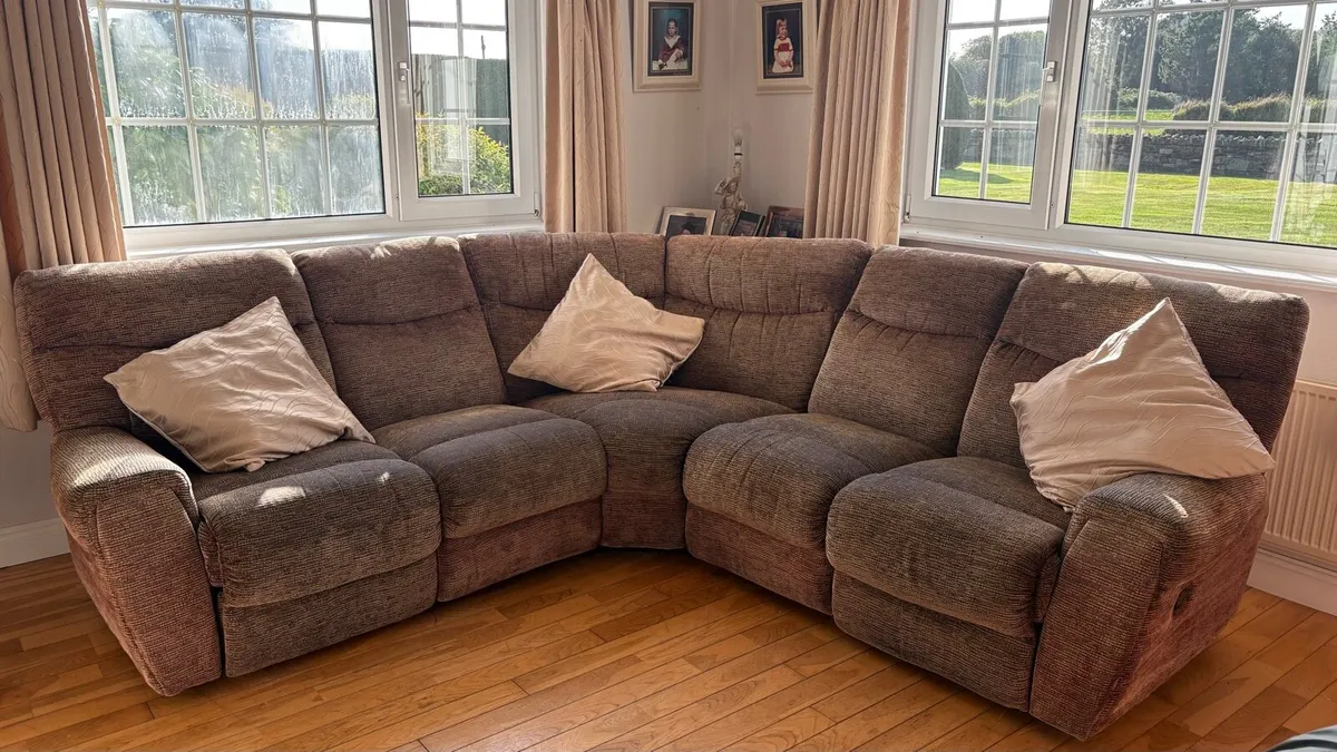 Corner couch and single arm chair - Image 2