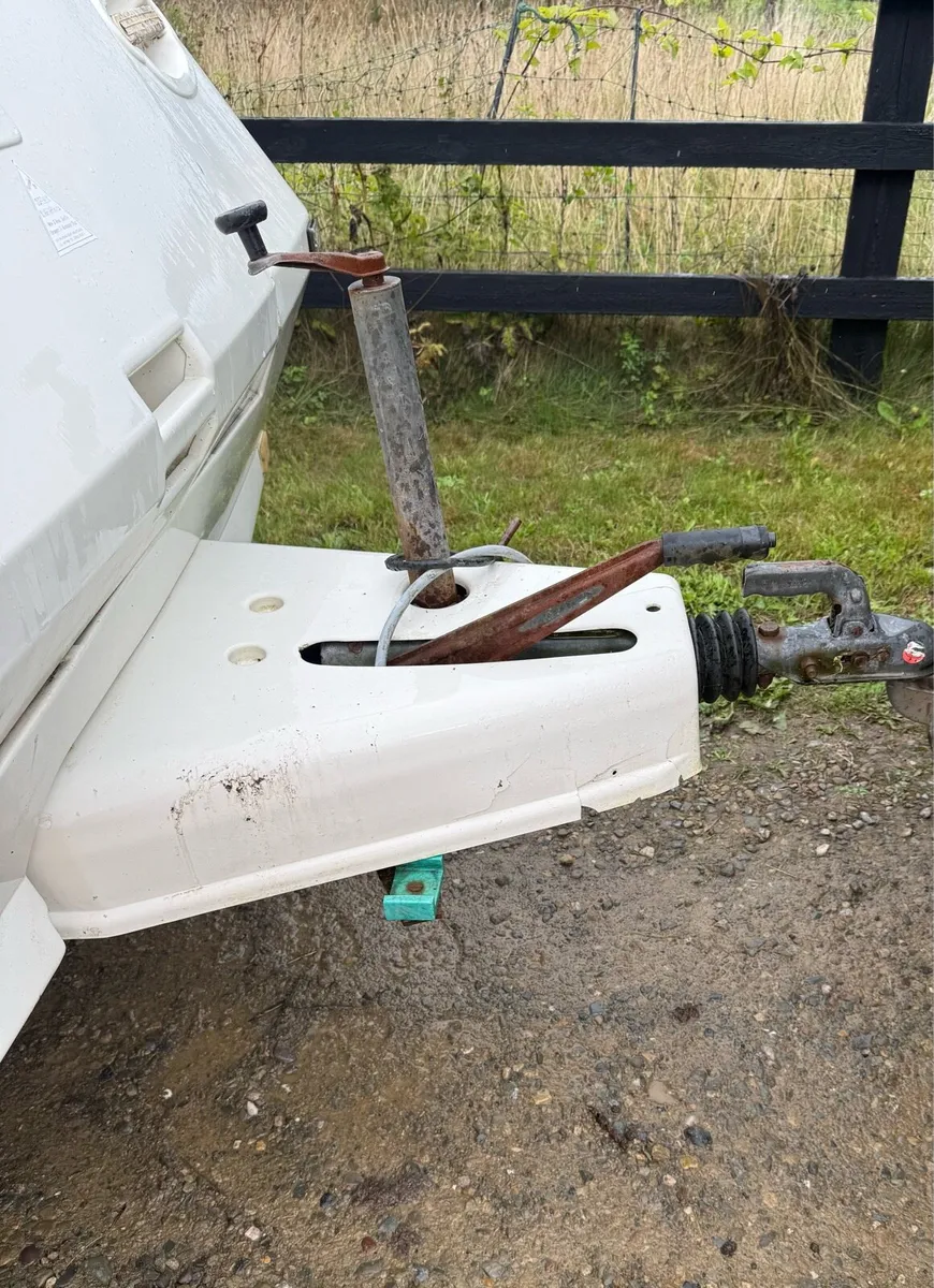 5 berth Fleetwood Caravan - Image 4