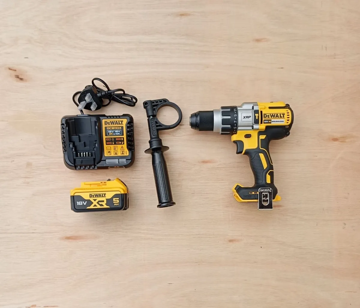 DeWalt dcd996 Combi Drill - Image 2
